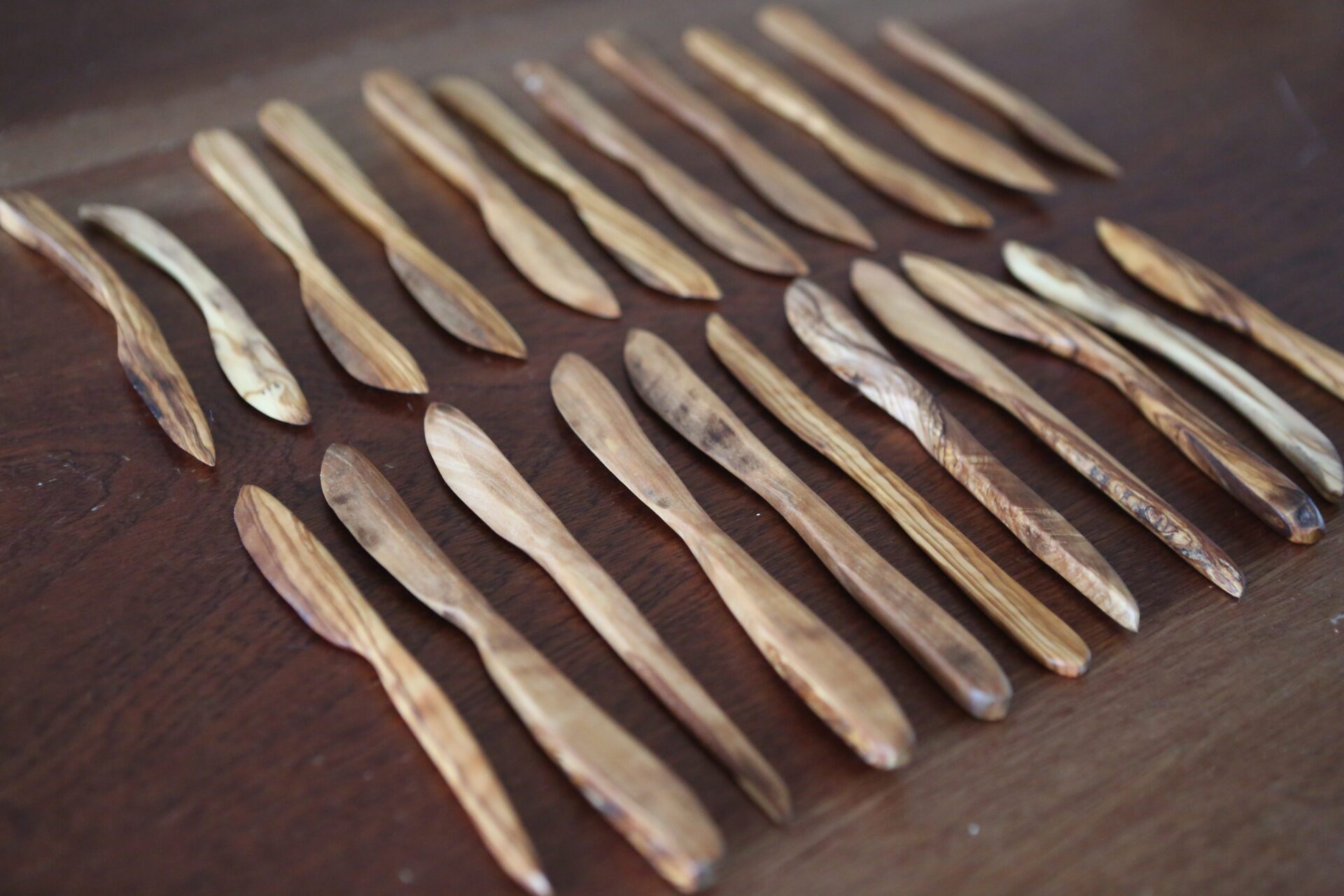 des ustensiles de cuisine en bois bordent des cuillères en bois