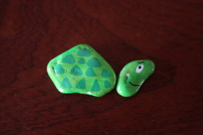Galet puzzle tortue triangles verts
