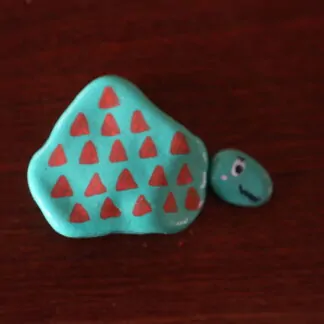 Galet puzzle tortue triangles rouges