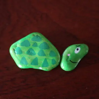 Galet puzzle tortue triangles verts