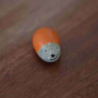 Galet hérisson orange