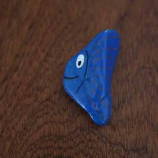 Galet poisson bleu