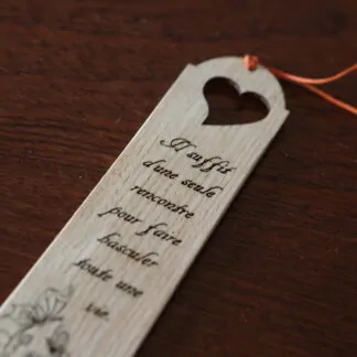 Marque-page en bois "Il suffit d'une seule rencontre pour faire basculer toute une vie"