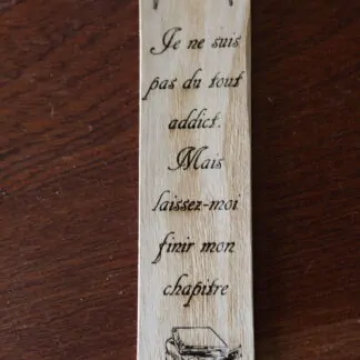 Marque-page en bois "Je ne suis pas du tout addict. Mais laissez-moi finir mon chapitre"