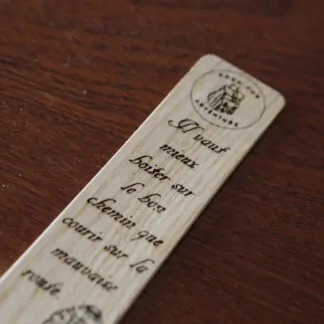 Marque-page en bois "Il vaut mieux boiter sur le bon chemin que courir sur la mauvaise route"