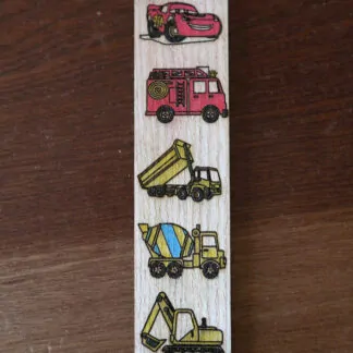 Marque-page en bois engins ( camion de pompier, pelleteuse...)