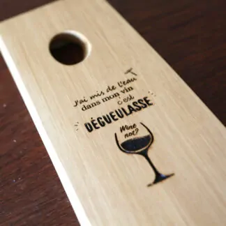 Présentoir pour bouteille de vin en Chêne "j'ai mais de l'eau dans mon vin, c'est dégueulasse"