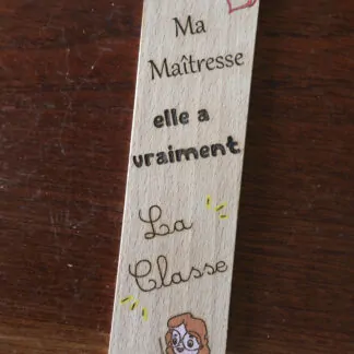 Marque-page en bois "Ma maîtresse elle a vraiment la classe"