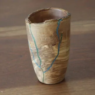 Vase Kinsugi en olivier et résine