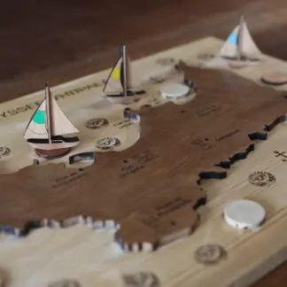 Plateau de jeu de l'île de Porquerolles avec ses 4 pions voiliers