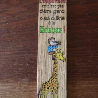 Marque-page en bois "L'important ce n'est pas d'être grand, c'est d'être à la hauteur!"