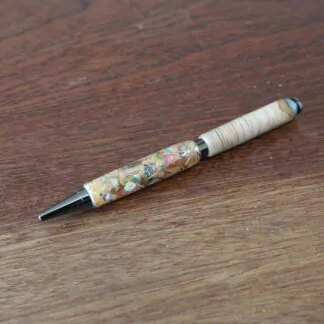 Stylos en Chêne + résine époxy couleur vert en haut et résine époxy avec des pelures de crayons de couleurs en bas