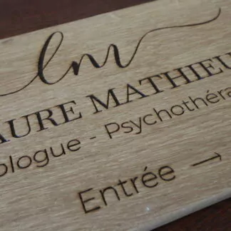 Plaque professionnelle pour un cabinet avec entretoises