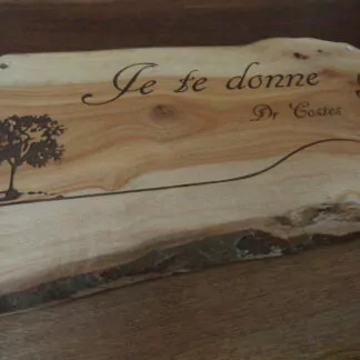 Plaque souvenir pour une personne défunte en platane