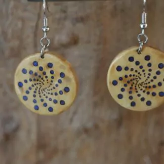 Boucle d'oreille résine spirale petit modèle bleu