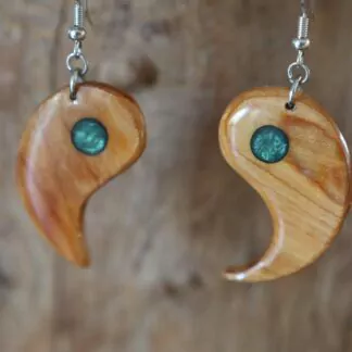 Boucle d'oreille résine Virgule verte