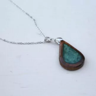 Pendentif Résine Vert émeraude + Châtaignier "Goutte"