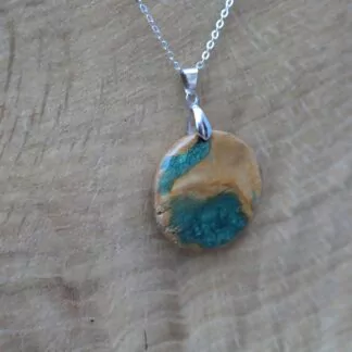Pendentif Résine Vert émeraude + Bois naturel "Lagon"