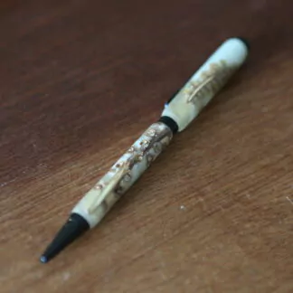 Stylos en résine époxy blanche + grappe de graines d'eucalyptus