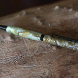 Stylos en résine époxy blanche + copeaux de chêne et feuilles de Buis