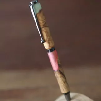 Stylos en Olivier + résine époxy couleur vert d'eau en haut et rose en bas